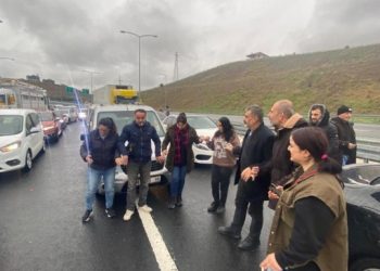 Gemlik girişinde halaylı bekleyiş