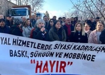 İl müdürü sağlık çalışanlarının önünü keserek hakaret etti