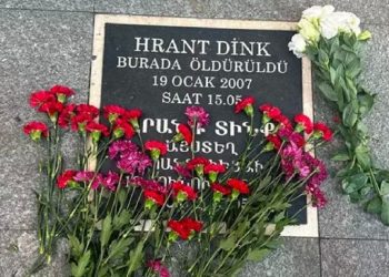 Hrant Dink’in katledildiği yere karanfil bıraktılar