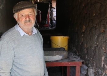 70 yaşındaki depremzede geçinmek için inşaatta çalışıyor