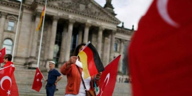 AKP’nin Türkiye’yi getirdiği durum: İltica başvurusunda Türkler iç savaştaki Suriye ve Afganları geçti