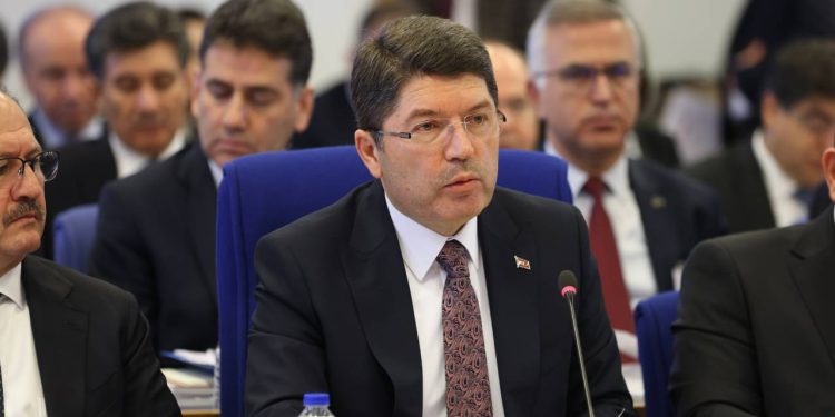 Adalet Bakanı Tunç'tan eleştirilere yanıt: Hep Adalet Bakanını sıkıştırıyorsunuz, sağımda AYM, solumda Yargıtay ve Danıştay var