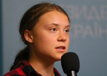 Afgan ve Filistinli kadınları sahneye davet eden iklim aktivisti Thunberg'in sözü kesildi