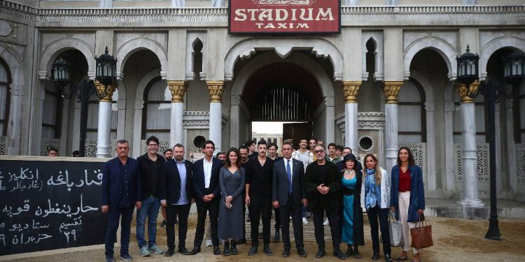 Ali Koç 'Zaferin Rengi' filminin setinde konuştu: Atatürk’ün kimi tuttuğu değil, kimin Atatürk’ün yolundan yürüdüğü önemlidir