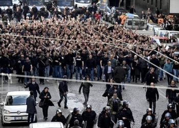 Alman taraftarlar, Napoli'de güvenlik güçleriyle çatıştı