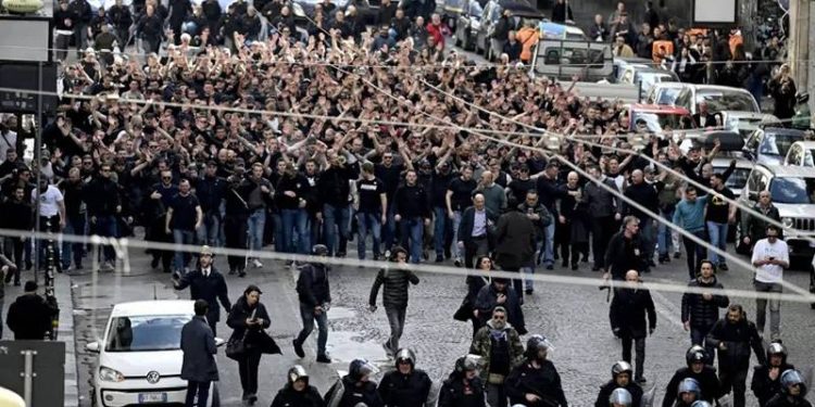 Alman taraftarlar, Napoli'de güvenlik güçleriyle çatıştı