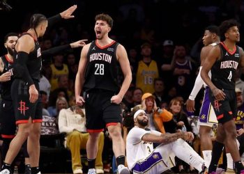 Alperen Şengün'ün tarihe geçtiği maçta son sözü LeBron James söyledi