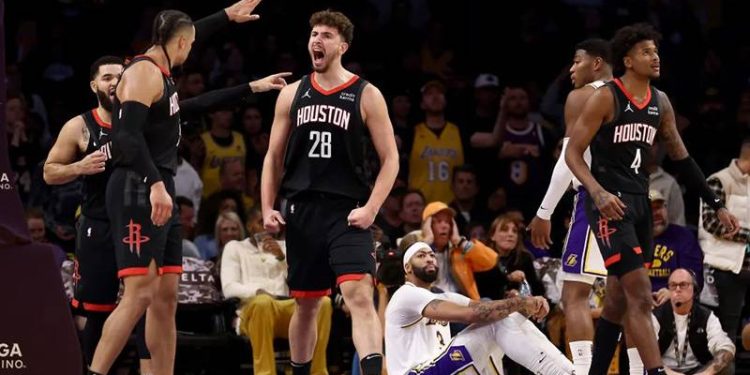 Alperen Şengün'ün tarihe geçtiği maçta son sözü LeBron James söyledi