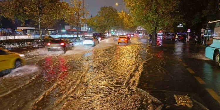 Ankara'da sağanak yağış: Ulaşımda aksamalar yaşanıyor