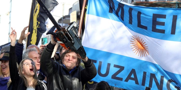 Arjantin'de cuntacı askerlerin 'itaatsiz' çocuklarından açık mektup: 'Aşırı sağcı Milei'ye hayır!'