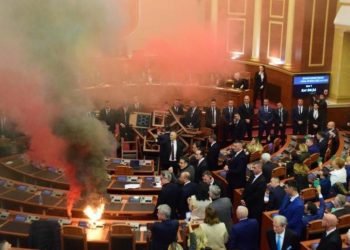 Arnavutluk Meclisi'nde 2024 bütçe görüşmeleri engellendi: Kürsüye sis bombası attılar