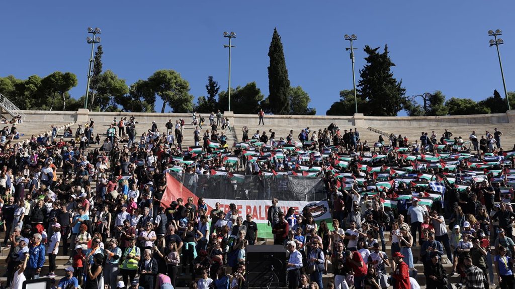 Atina'daki maraton koşusunda Filistin bayrakları açıldı