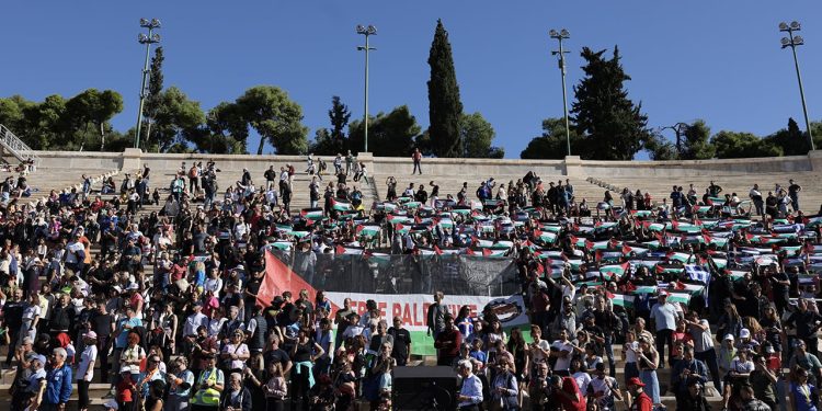 Atina'daki maraton koşusunda Filistin bayrakları açıldı