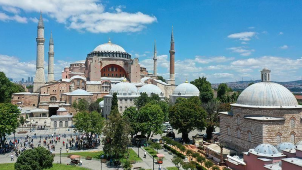 Ayasofya'da beton parçalarının düştüğü görüntüler ortaya çıktı: 'Kubbesi çökebilir'