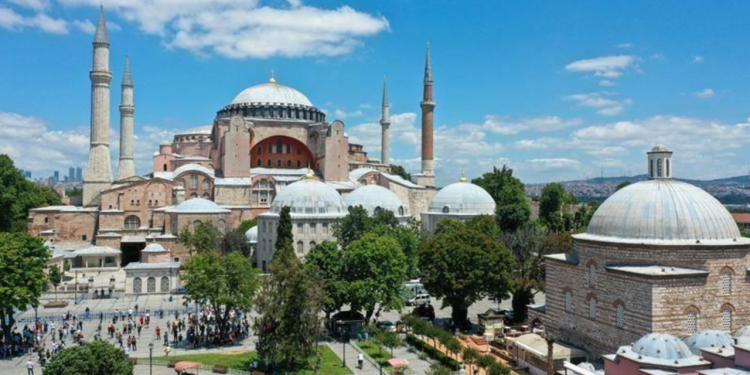 Ayasofya'da beton parçalarının düştüğü görüntüler ortaya çıktı: 'Kubbesi çökebilir'