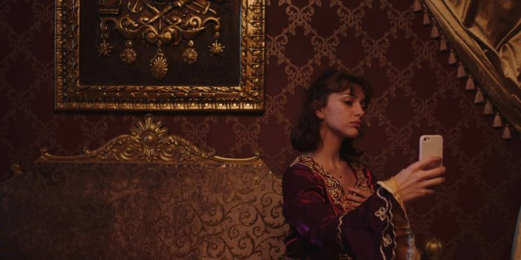 Ayna Ayna filmi gösterimde