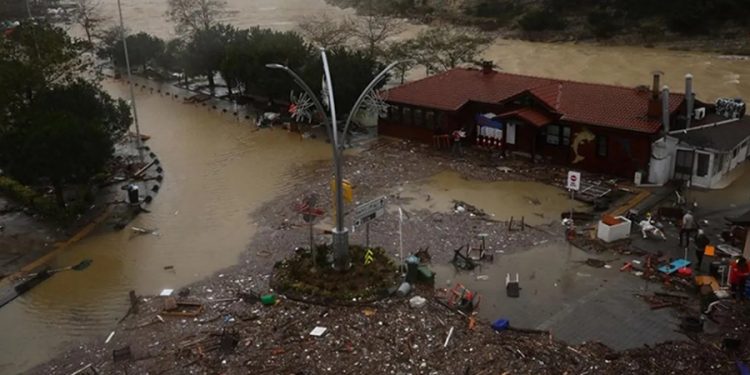 Bakan Yerlikaya sel ve fırtınanın bilançosunu açıkladı: 9 kişi öldü, 11 kayıp var