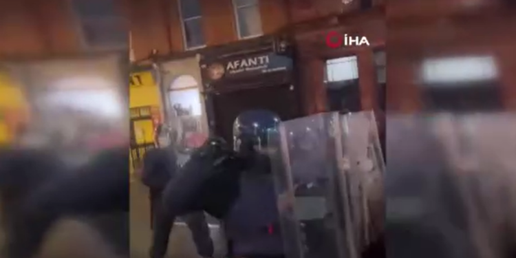 Bıçaklı saldırının ardından İrlanda sokakları savaş alanına döndü