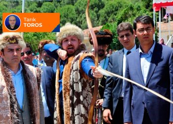 Bilal, hakim ve savcılara ok atmayı öğretiyor 