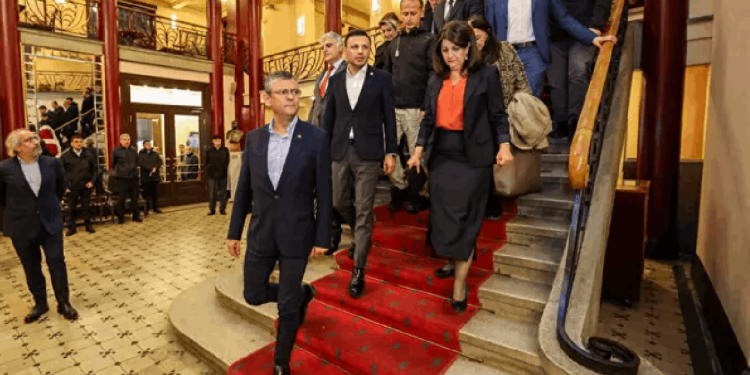 Birlikte operaya giden Özel ve Buldan iktidar yanlılarınca hedef tahtasına oturtuldu: Opera sanatçısı Chakar'dan açıklama geldi