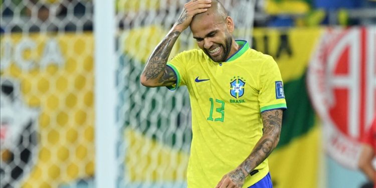 Brezilyalı futbolcu Dani Alves'e cinsel saldırıda bulunduğu gerekçesiyle 9 yıl hapis cezası talep edildi