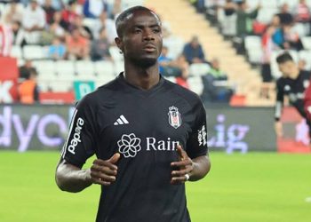 Burak Yılmaz'ın devrede oyundan aldığı Bailly'den gece geç saatlerde açıklama