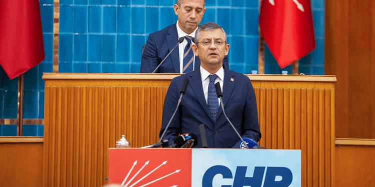 CHP Genel Başkanı Özgür Özel, atacakları adımları açıkladı: "Tüm halkımızı bu darbeye karşı direnmeye çağırıyoruz"