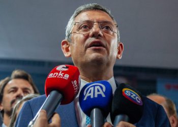 CHP Genel Başkanı Özgür Özel'den Barış Yarkadaş'a mesaj: Kararını yeniden değerlendirmeli