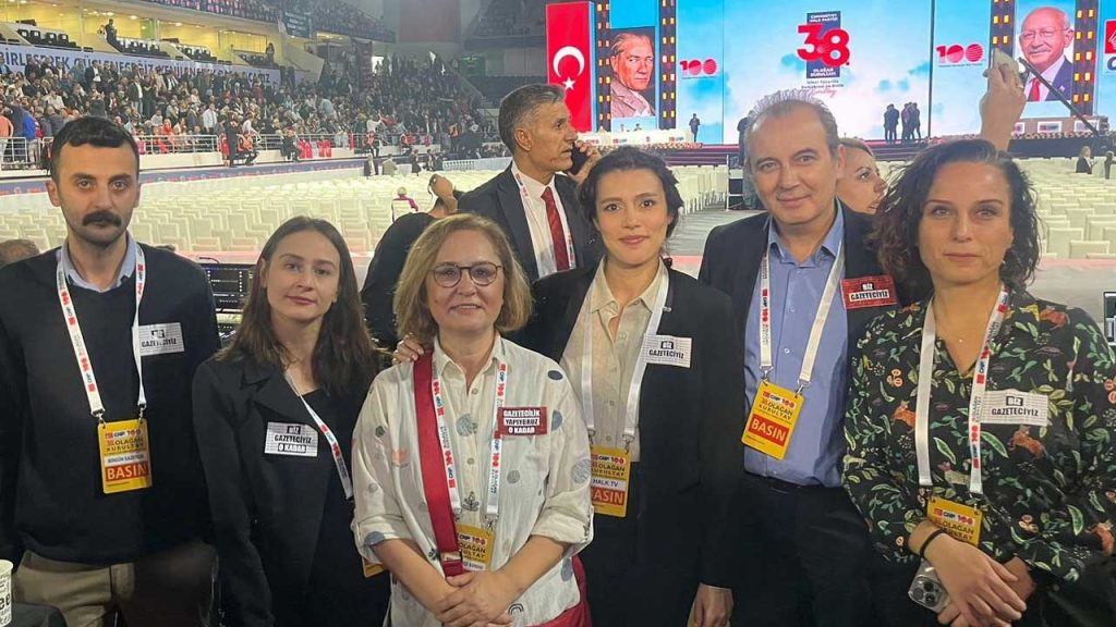 CHP Kurultayı'nı takip eden gazetecilerden Tolga Şardan'a destek