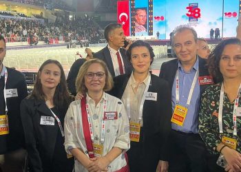 CHP Kurultayı'nı takip eden gazetecilerden Tolga Şardan'a destek