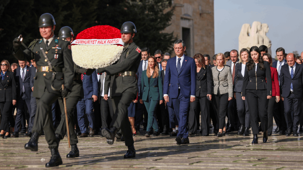 CHP lideri Özgür Özel ve PM üyeleri, ilk toplantı öncesi Anırkabir'i ziyaret etti