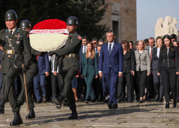 CHP lideri Özgür Özel ve PM üyeleri, ilk toplantı öncesi Anırkabir'i ziyaret etti