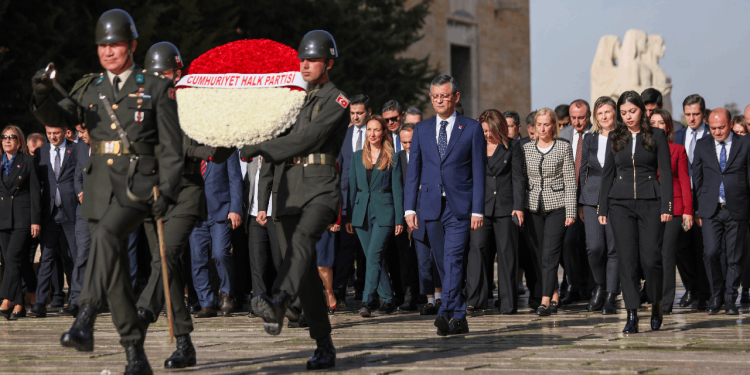 CHP lideri Özgür Özel ve PM üyeleri, ilk toplantı öncesi Anırkabir'i ziyaret etti