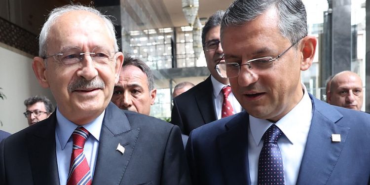 CHP'de 'değişim' kurultayı: Yeni genel başkan ve parti meclisi belirleniyor