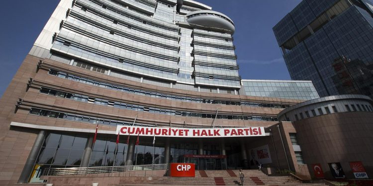 CHP’de “kapalı grup toplantısı”na son dakika ertelemesi