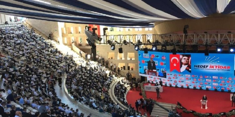 CHP'de tarihi kurultay: Kaç aday yarışacak, kaç oy kullanılacak?