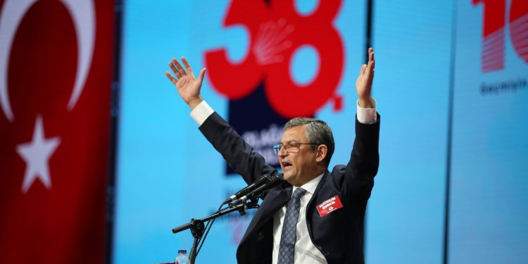 CHP'nin yeni Genel Başkanı Özgür Özel kimdir?