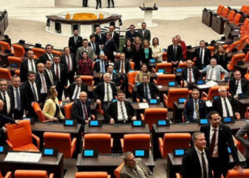 CHP’nin ‘adalet nöbeti’ başladı