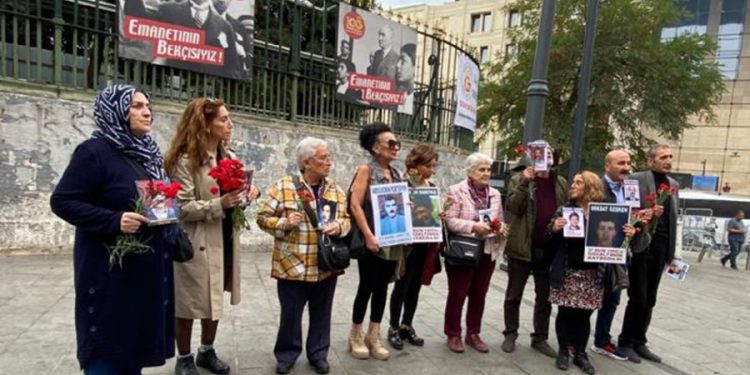 Cumartesi Anneleri 5,5 yıl sonra Galatasaray Meydanı’na karanfil bıraktı