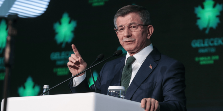 Davutoğlu'ndan çağrı: Bütün partilere Konya için birleşme çağrısında bulunuyorum. Geçmişi bir kenara bırakalım. Küçük hesaplar yapmayalım