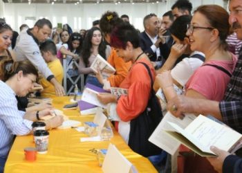 Demirtaş’ın imza gününe yoğun ilgi