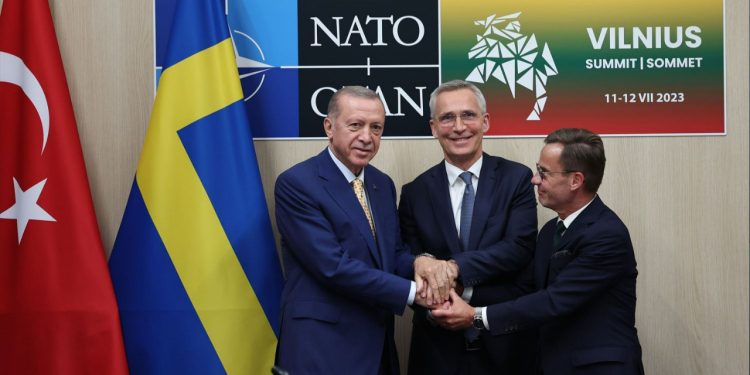 Dışişleri Komisyonu, İsveç'in NATO'ya üyeliği kararını erteledi