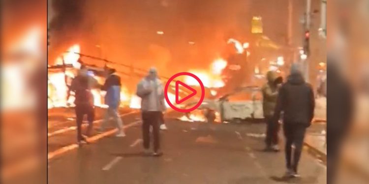 Dublin'de bıçaklı saldırı: Göstericiler sığınmacı karşıtı sloganlarla sokağa indi