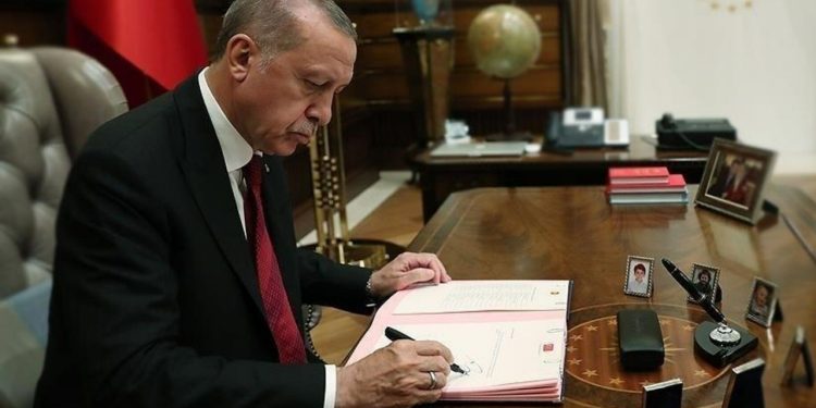 Erdoğan 2 ülkeye büyükelçi atadı, TPAO yönetiminden 3 kişiyi görevden aldı