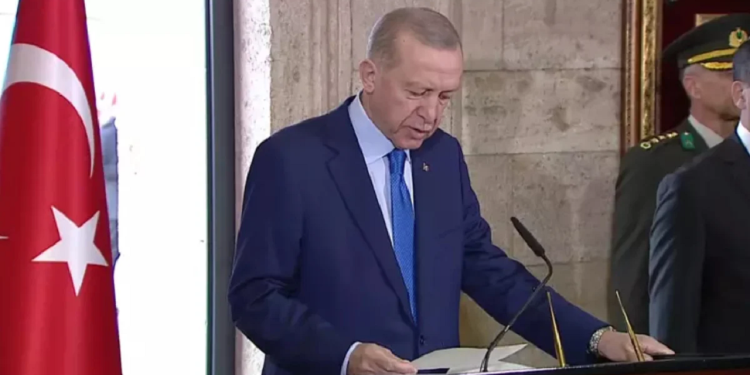 Erdoğan ve devlet erkanı Atatürk'ün huzurunda