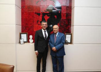 Eski Adalet Bakanı Seyfi Oktay, Özgür Özel'e hayırlı olsun ziyareti