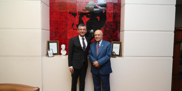 Eski Adalet Bakanı Seyfi Oktay, Özgür Özel'e hayırlı olsun ziyareti