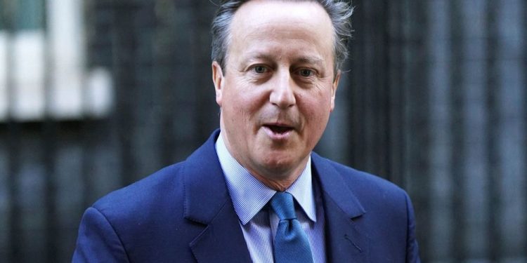 Eski İngiltere Başbakanı David Cameron Dışişleri Bakanı olarak siyasete geri döndü