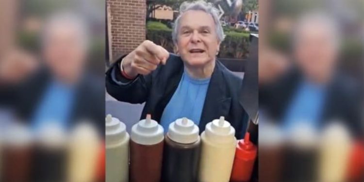 Eski dışişleri çalışanının görüntüleri sosyal medyada olay oldu