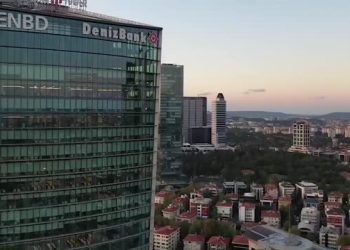 Fatih Terim, dolandırılan futbolcularla bankaya gidip, Denizbank Genel Müdürü Hakan Ateş’ten kayıplarının tahsil edilmesini istemiş